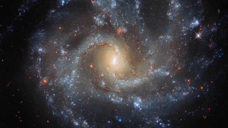 describe characteristics of a spiral galaxy