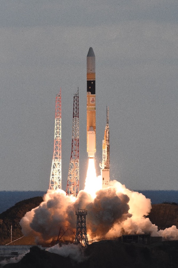 Japan launches joint military, scientific optical data relay satellite