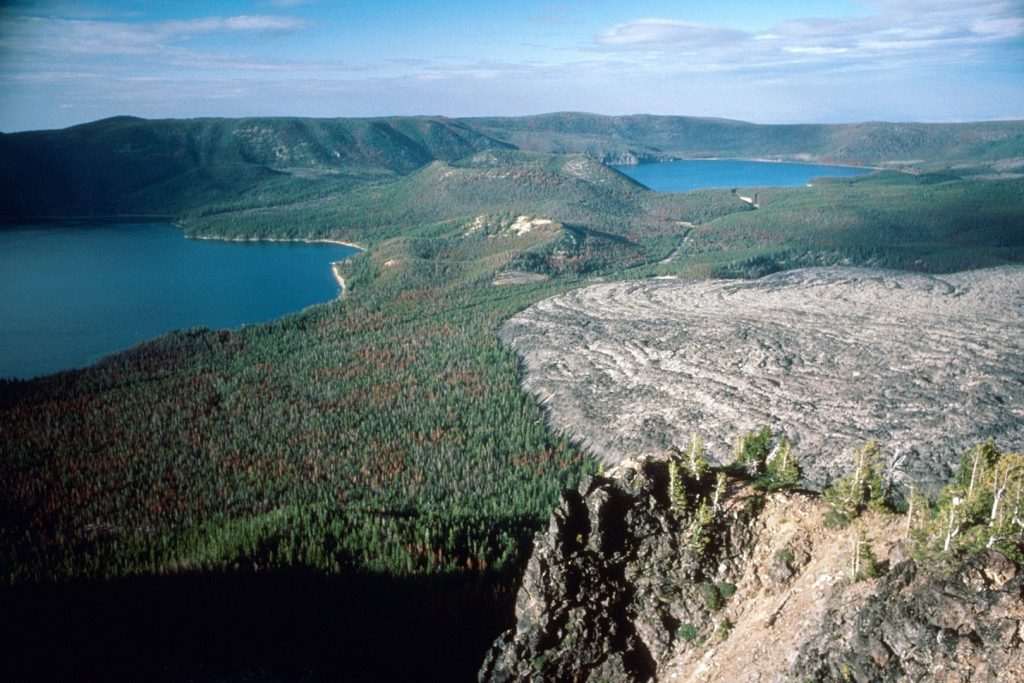 How Underground Volcanic Reservoirs Affect Small Lakes